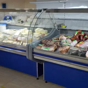 Универсальная холодильная витрина для мяса и рыбы.