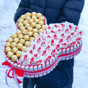 Подарок в виде мики-мауса из конфет