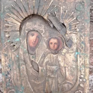 Продам старовинну ікону в металевій оправі, під оправою малюнок на дереві