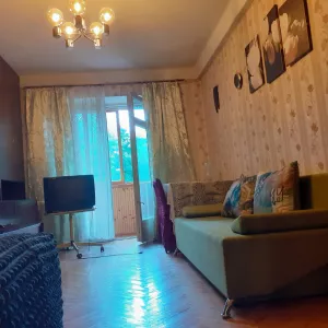 Снять квартиру посуточно в Киеве. Метро Левобережная пешком 5 минут, 3-комнатная квартира на ул. Плеханова 4