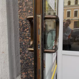 Замена дверной фурнитуры Киев, переделка окон с поворотных на поворотно- откидные, регулировка окон Киев