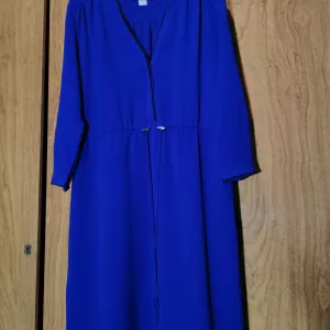 Женское платье синего цвета без принта