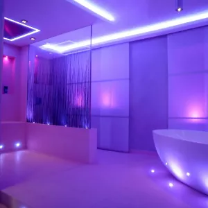 Підсвічування ванної кімнати LED стрічкою та встановлення аудіосистем