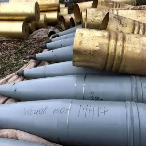 Украинские военные сделают надпись на военном снаряде за донат. Цена от 30$ до 80$. Писать сюда @lehakiev