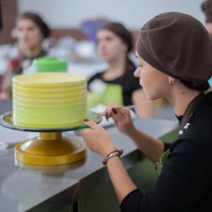 Курсы, занятия по кондитерскому искусству.