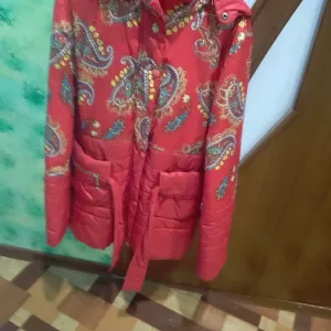 Продам дівчачу куртку 36 розміру на 7-9 років. Ціна 150 грн.