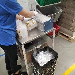 Работник контроля качества пластиковых упаковок