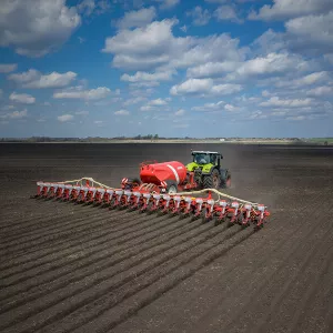Причіпна сівалка точного висіву з складною 2-секційною рамою.