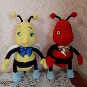 Бджілка та божа корівка в язана іграшка