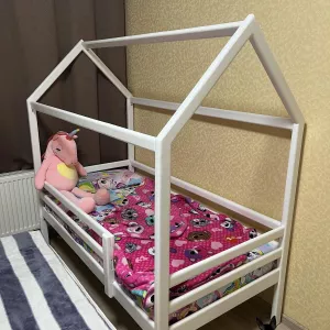 Дитяче ліжко-будиночок