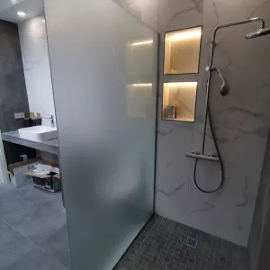 Нужно заказать качественные и современные стеклянные перегородки?