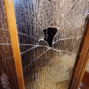 Матовое стекло Кишинёв. Рифлёное стекло Кишинёв. Оконное, тонированное, каленое, триплекс. Выезжаю.