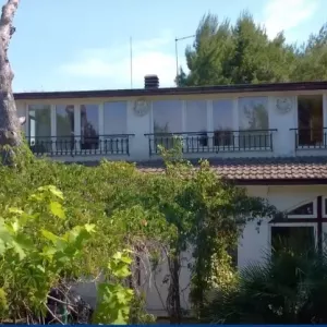 продаю дом с садом , рядом море , Бари. Собственникю Италия