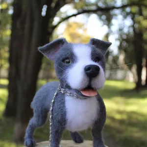 Стаффордширський тер'єр реалістична фігурка собачки іграшка валяна з шерсті інтерєрна