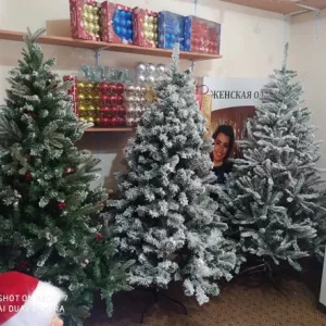 Новогодняя ёлка с ягодами и шишками. Доставка со склада