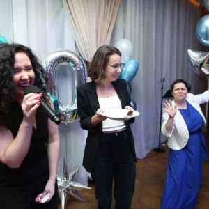 Ведущая поющая саксофон на праздник свадьбу юбилей