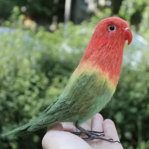 Неразлучник папуга іграшка валяна з шерсті інтерєрний попугай войлочний