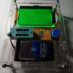 тестер транзисторов в корпусе с аккумулятором