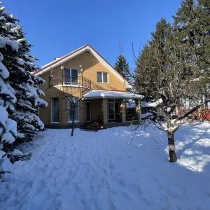 Продаж будинку в класичному стилі