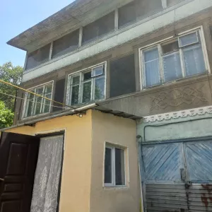 В Городе Талгаре срочно продаётся дом трёх этажный тёплый.