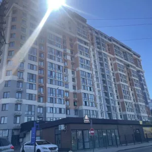 Небесної СотніВ продажу однокімнатна квартира у новобудові «Маршал Сіті» на проспекті Небесної Сотні, вул. Ліманка, розташована на 16-му поверсі з 19-ти, Площа квартири 42.3 кв. м, з яких 18 кв. м відведено під житлову зону і 13.5 кв. м - під кухню.