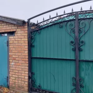 Дом 110 кв.м. с участком в удобном р-не, гараж с ямой, высокий забор, охрана, кондиционер