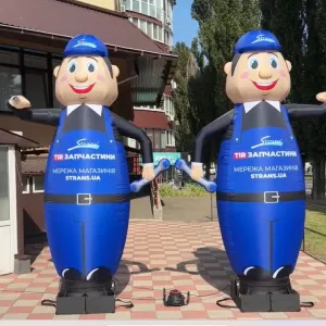 Человек машет на дороге, реклама в месте продаж 340 см