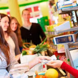 Продавець в магазин європродуктів.