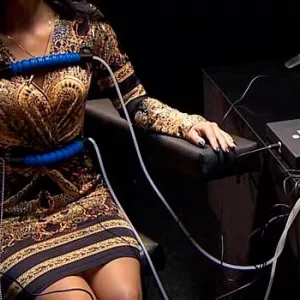 Перевірка жінки на зраду у місті Київ за допомогою детектора брехні