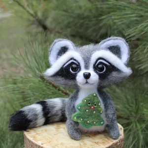 Енот з ялинкою іграшка валяна з шерсті войлочний енотік ручна робота подарунок сувенір