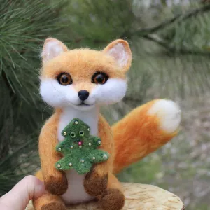 Лисичка з ялинкою іграшка валяна з шерсті інтерʼєрна лиса войлочна лисиця хендмєйд сувенір подарок іграшки ручної роботи Лисенок игрушка интерьерная