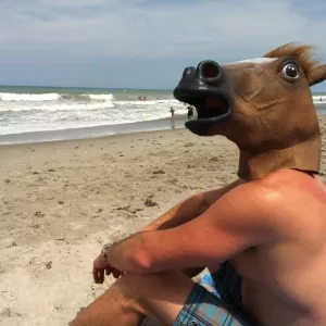 Латексная маска коня БоДжека – для погружения в мир ярких вечеринок