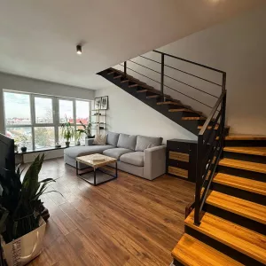 Продаж дворівневої квартири з панорамними вікнами та індивідуальним опаленням