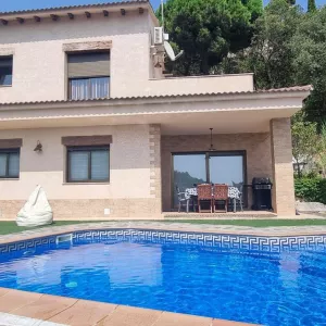 Эксклюзивная вилла на побережье Испании с панорамным видом на море.