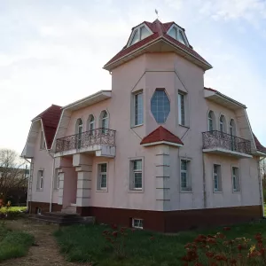 Продається будинок 300м2 з терассою і гостьовим будиночком з гаражем.