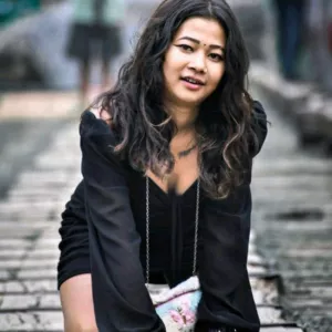 Call girls In Vasundhara Enclave Delhi ❄️9999833992❄️ Escorts Service