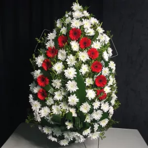 Paștele Blajinilor: alegerea coroanelor și florilor funerare cu respect și grijă