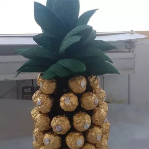 Ананас из конфет Fererro с шампанским